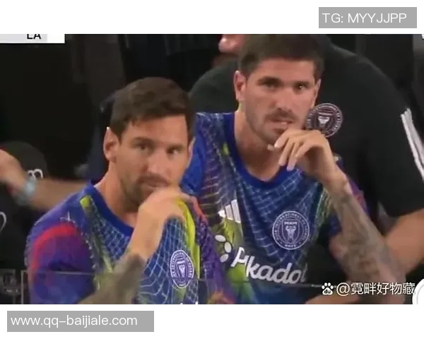 梅西合影时小球员被挤开德保罗出手推开不满插队者